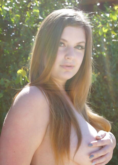 Deluxe -kvinner Danielle Delaunay og Hailey i trange jeans liker noen lekne lesbiske forspill utendørs
