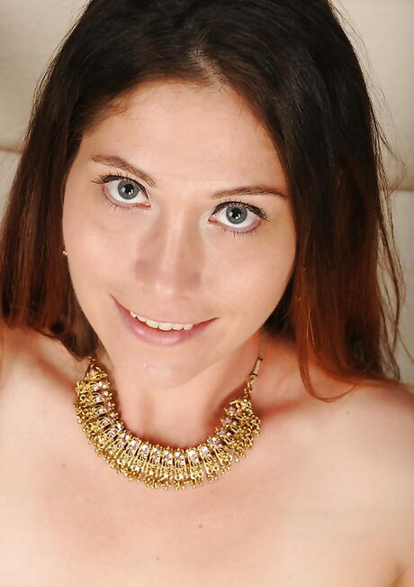 Lo splendido milf americano Jamie Lynn Skye mostra il suo sedere in Lingery e Figa rasata
