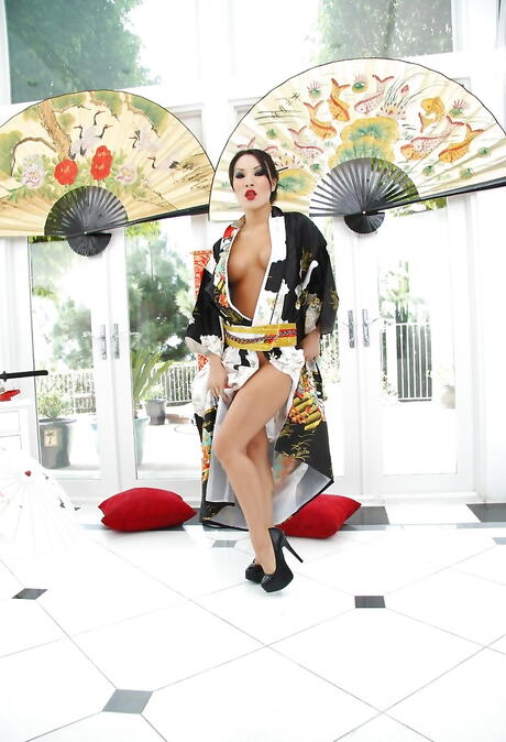 Adorável gata japonesa Asa Akira revelando peitos grandes e espalhando as pernas
