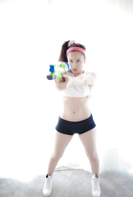 Seductora Hottie American Gabriella Paltrova que exhibe grandes tetas y culo
