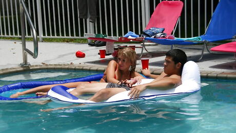 Real Slut Party: Superb girls Bridgete Palmer and Sunni Mayweather reveals big tits and sexy asses on the party