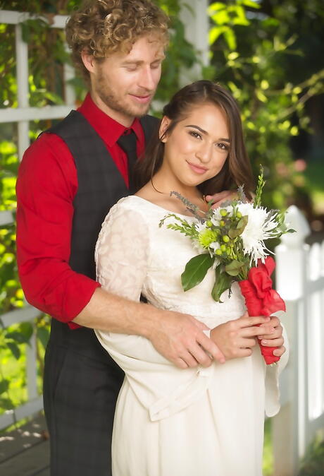 Sexig latinska porrstjärna Sara Luvv i snygga kjolen barande små bröst och rumpa utomhus
