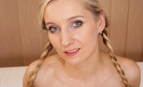 Oszałamiająca blondynka Milf Monica pieprzyła się w pochwie po dobrym kutasie
