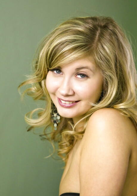 Cutie blonde succulente Holly Anderson dénude les petits seins et les fesses sexy
