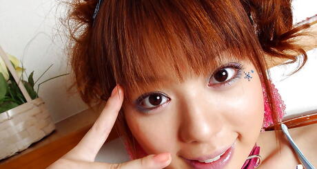 丰满的日本少女 Miyu 露出小巧的乳房和毛茸茸的海狸毛
