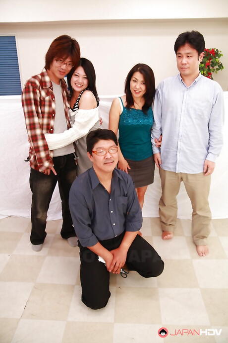 Japanse volwassen masturberen in doek bij sekstherapeut
