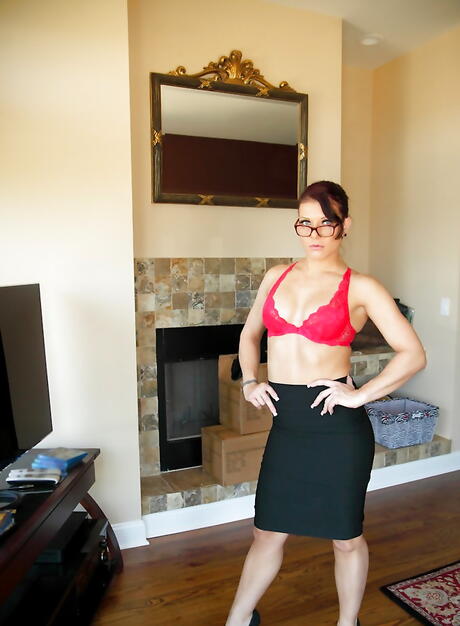 Sultry American Milf Holly Coxxx udsætter hendes røv i fancy nederdel og legetøj hendes twat
