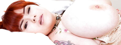 La encantadora gordita de cabello rojo rumano Roxanne Miller en medias calientes que muestran grandes tocones y vagina
