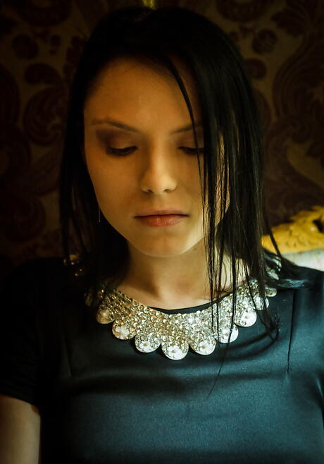 Luscious Brunette Youthful Frances Yean i fancy skjørt som avslører rumpa og onanerer
