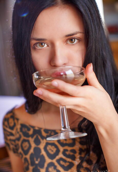 Svelte spansk brunette ungdommelig carmen sommer blokkerer rumpa i fint skjørt og rykker av
