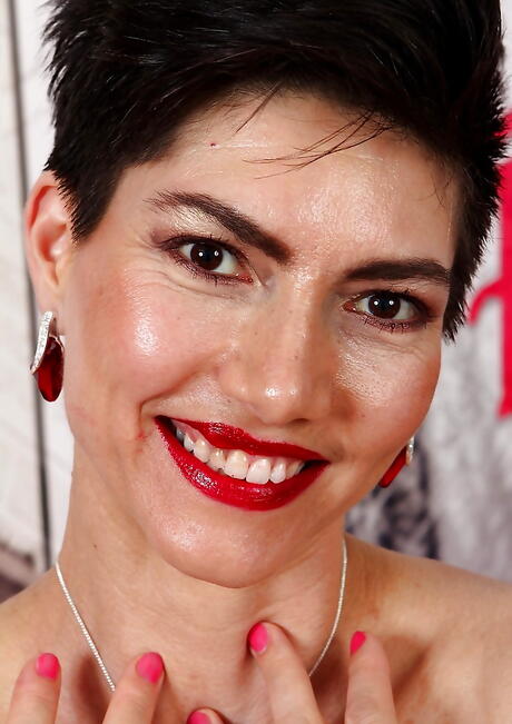 Seksowna ciemnowłose dojrzała Halle B. W seksownym ościence odsłania jej tyłek i rozkłada nogi
