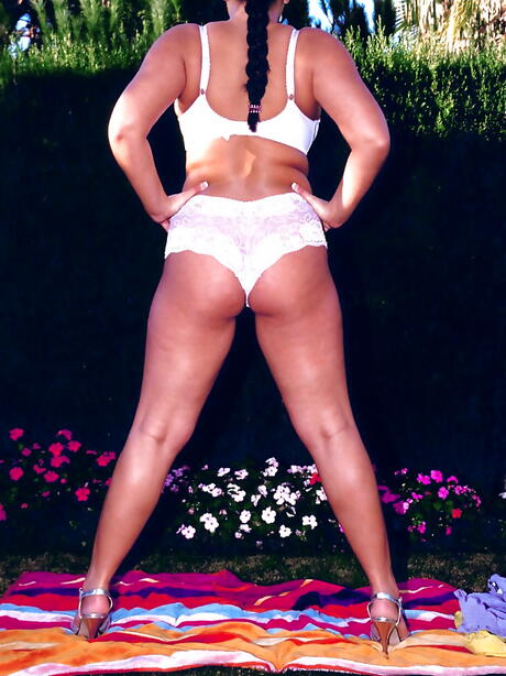 Busty Kerry Marie: Glamourøs britisk Milf Kerry Marie i varmt undertøj, der forhindrer store knockere og onanerer udendørs