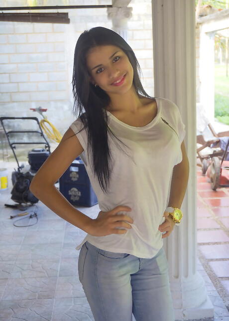 يكشف دينيس غوميز في سن المراهقة في فنزويلية فوكسى عن جينز يكشف عن ثبات كبيرة ويستمني بالقرب من المسبح
