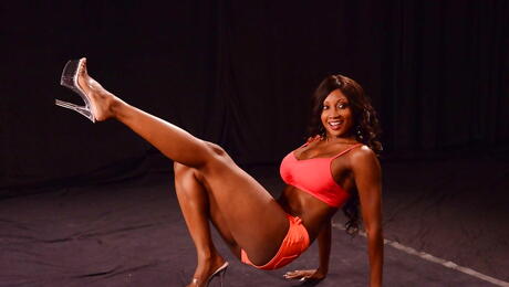 魅惑的なアメリカ人ミルフ、ダイアモンド・ジャクソンがショートパンツ姿で巨乳と剃毛されたマンコを露出。
