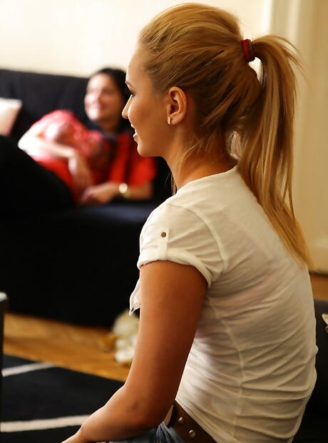 Excelentes mulheres Aletta Ocean e Aleska Diamond exibe corpos sexy
