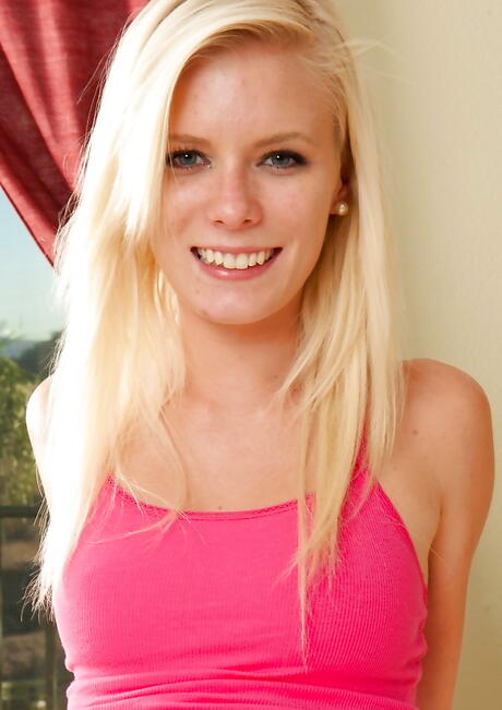 Üppiger amerikanischer blonde Teen Elaina Raye mag Fußfetisch
