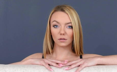 We Live Together: 우아한 미국 금발 십대 몰리 메이는 작은 가슴과 섹시한 엉덩이를 보여줍니다.