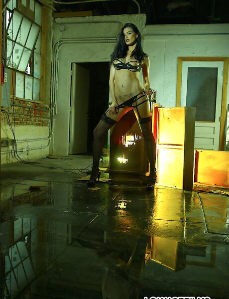 Kuszący porno Star Sea J. Raw odsłania duże cycki i masturbaty
