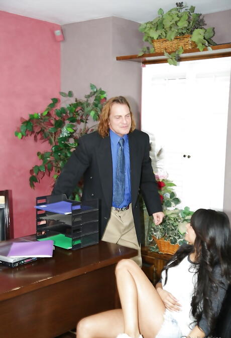 下着姿の甘美なラテン系黒髪ティーン、ジャスミン・レインがオフィスで熱いフェラチオの後に突っ込まれる
