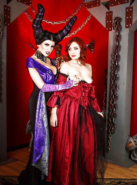 Pornstars Like it Big: Hot Milfs Romi Rain and Violet Monroe Nyt et lesbisk forspill