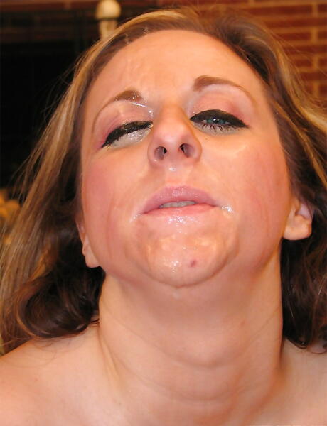 Fascinant American Older Kitty Lee frottant sur un grand arbre et profite d