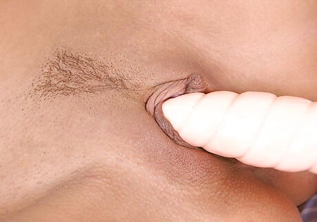 Hete milf zandige staten kleine tieten en speelgoed haar kut
