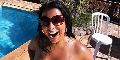 Bella latina matura sheila morena in bikini fantasia in azione sessuale a caldo vicino alla piscina
