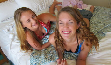 Girlfriend Revenge: Babes sottili Rebecca e Natasha Blaze in Mutandine si leccano le fighe a vicenda durante il sesso lesbico caldo