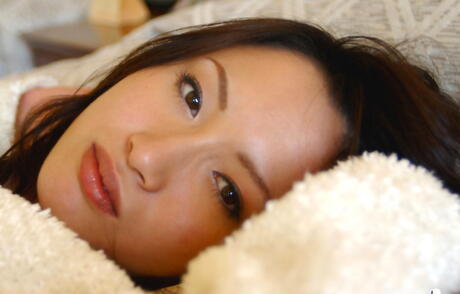 Mai japonês atraente expondo peitos minúsculos e bunda quente no banheiro
