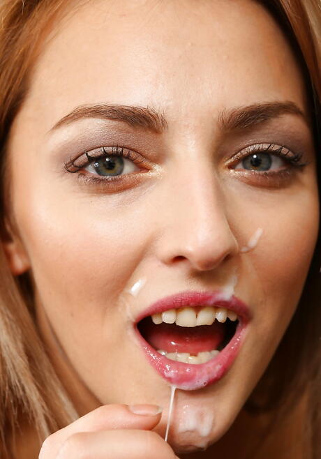 Superb Czech Blonde Bombshell Katy Rose i slangen dyp Throating Cock og får et cumshot i ansiktet
