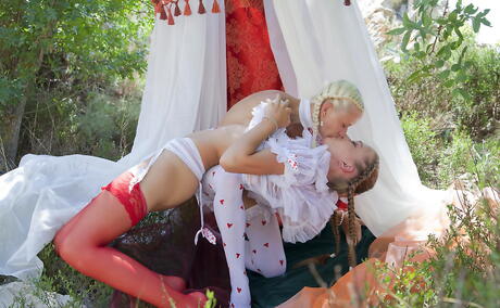 Gracile Cuties Milena D og Nika N Licking Wet Pussies i den varme lesbiske sex udendørs