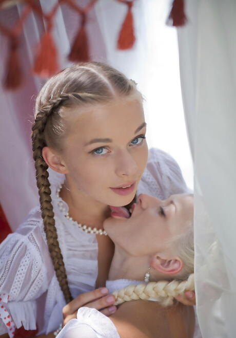 Gracile cuties Milena D och nika n slickar våta fittor i det heta lesbiska sex utomhus