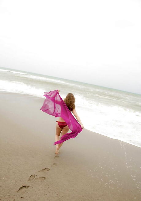 Atemberaubende Hottie Remi Lacroix zeigt ihren Arsch am Strand
