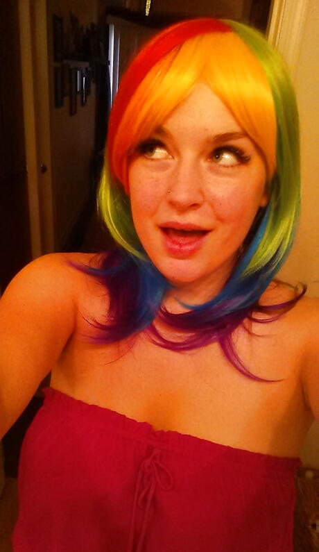 Peachy Cutie Danielle Delaunay aime le fétichisme des pieds
