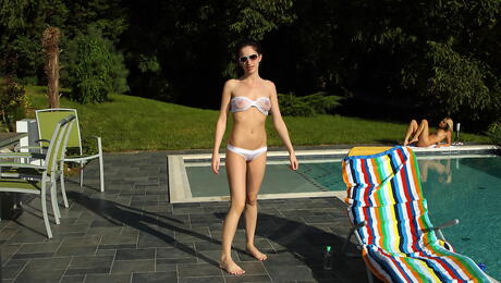 Gracile Węgier młodzieńczy Ann Marie La Sante w pięknym bikini szarpiąc się w pobliżu basenu
