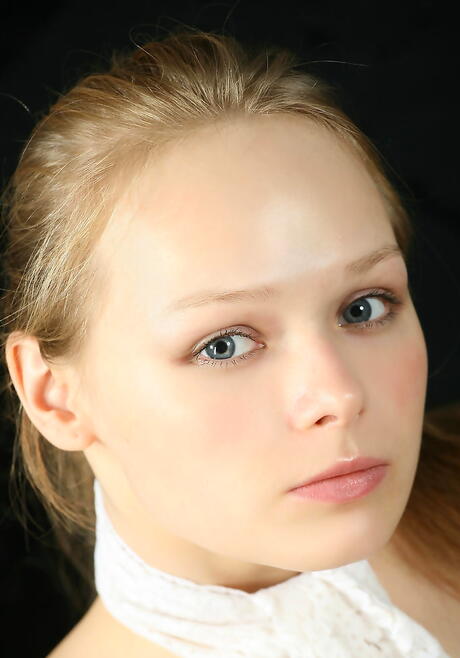 Luscious blond ungdomlig Mia C visar hennes rumpa och sprider benen
