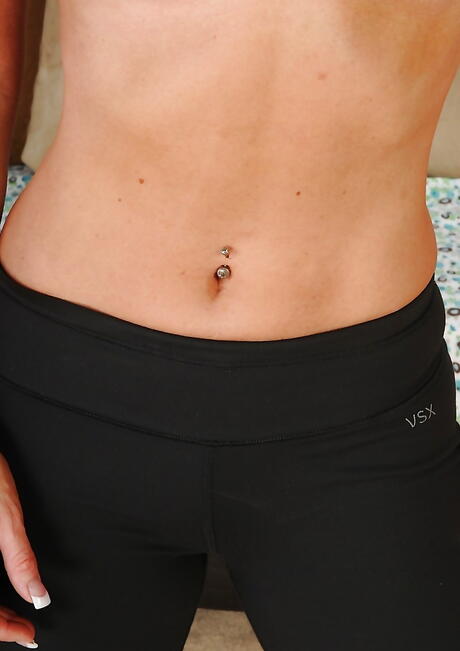 يظهر آثم ديفون أمريكي أمريكي مبهج ثديًا كبيرًا وينشر ساقيها
