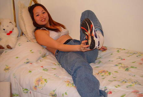 Luscious Asian Teen China em jeans apertados descobre peitos pequenos e coloca um brinquedo em sua boceta
