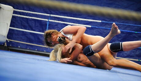 Nude Fight Club: Utmerkede mødre Angel Long and Chaty Heaven in Catfight