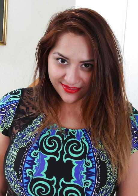 Mycket attraktiv italiensk mogen cece giovanni visar stora knockers och onanerar
