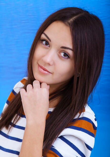 Veselina adolescente de cabelos escuros em jeans expondo peitos pequenos e buceta raspada
