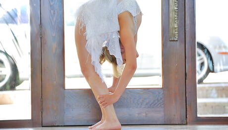 Utmerket amerikansk blond tenåring Mia Malkova i fancy skjørt posering
