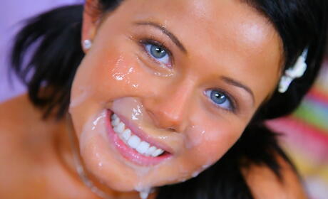 Sylphlilike American Teen Loni Evans en Lingey sexy frappé dans sa chatte rasée après une pipe humide
