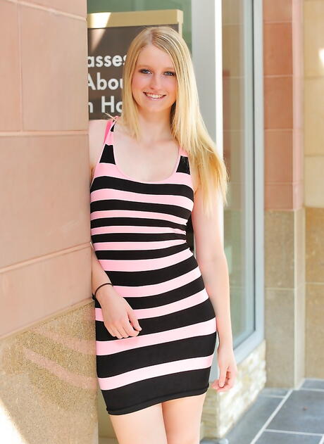 Mycket attraktiv blond tonåring sommar Carter i snygga kjol som barar stora tuttar och sprider benen nära poolen
