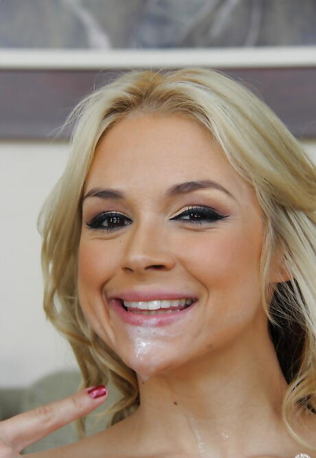 Invitant la milf blonde américaine Sarah Vandella souffle sur la tige et profite d