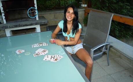 Belezas sexy iwia e lexi dona desfrute de uma preliminar lésbica apaixonada
