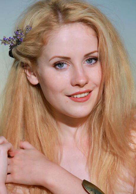 Met Art: Slim Blond Teen Fay Liebe im schönen Rock entblößt ihren Hintern und süße Muschi draußen