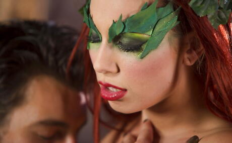 코스프레 복장을 한 멋진 미국 빨간 머리 젊은 에이드라 폭스는 좋은 입으로 털이 많은 보지에서 섹스했습니다.
