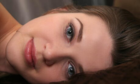 Hot ukrainska unga Serena Wood visar hennes rumpa och sprider benen
