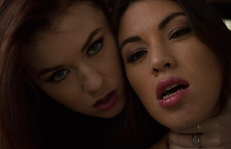 فتيات قائظات تيفاني دمية وميشا الصليب في السراويل القصيرة تجعل العمل السحاقيات الناعمة
